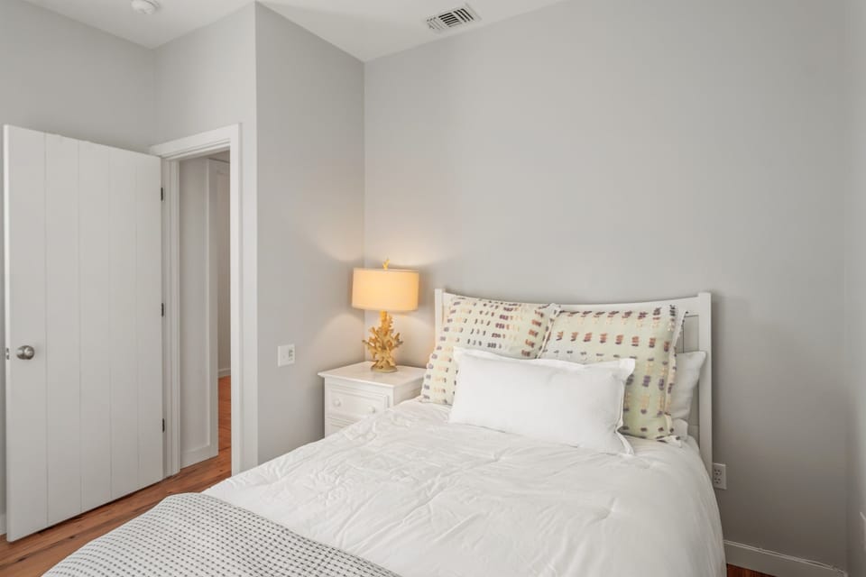 2nd Guest Bedroom:  Full size Bed / 32" Smart TV