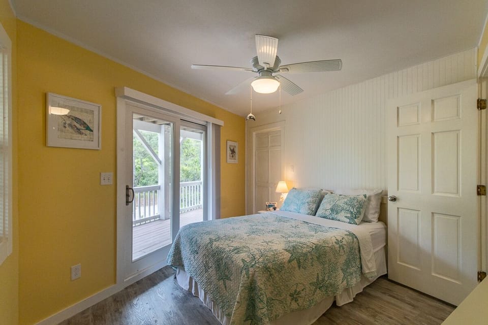 Mid Level Queen En Suite