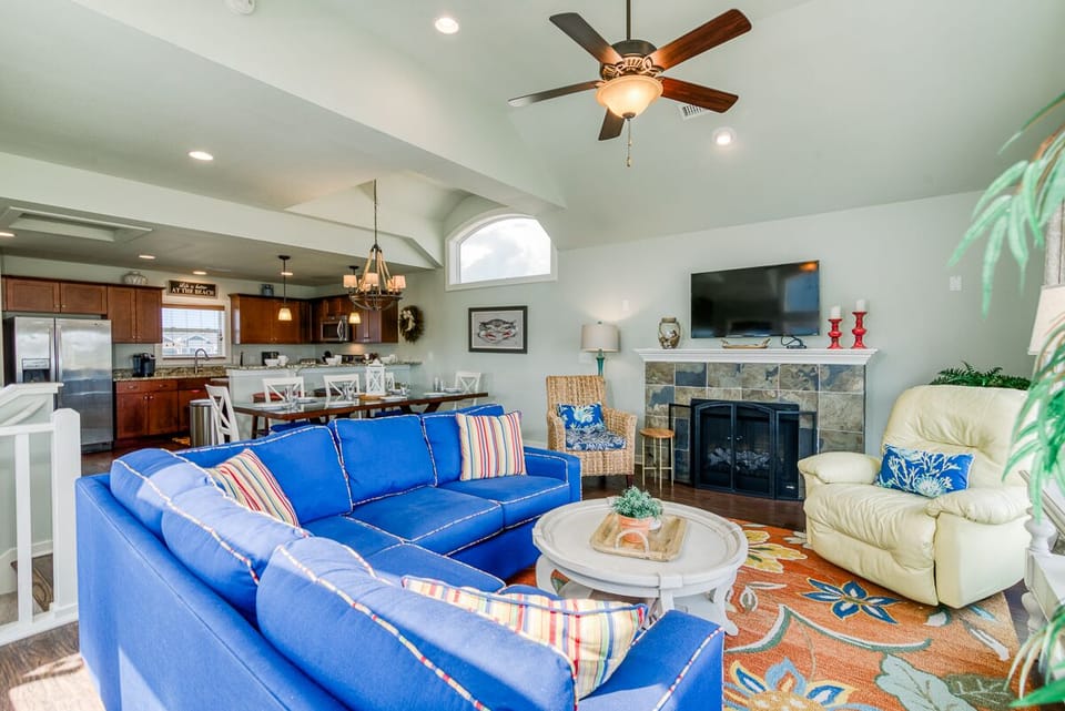 Top Level Living Area- Fire place not working.