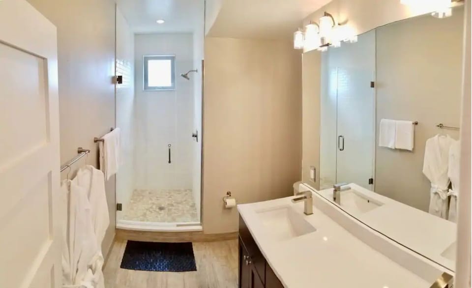 Master bath with Jack & Jill sinks