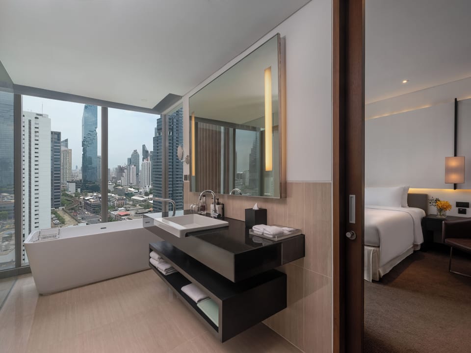Club 10 (Lounge Access) | Bathroom | Free toiletries, hair dryer, bathrobes, slippers