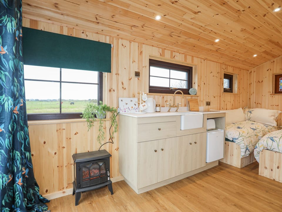 Tal Sarn Shepherd Hut Cottage in Rhosyr