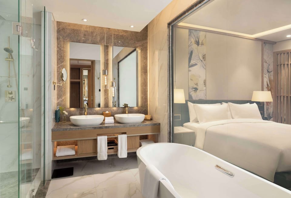King Deluxe Suite | Bathroom | Free toiletries, hair dryer, slippers, bidet