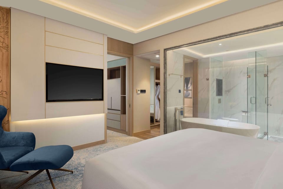 King Deluxe Suite | Premium bedding, Select Comfort beds, minibar, in-room safe