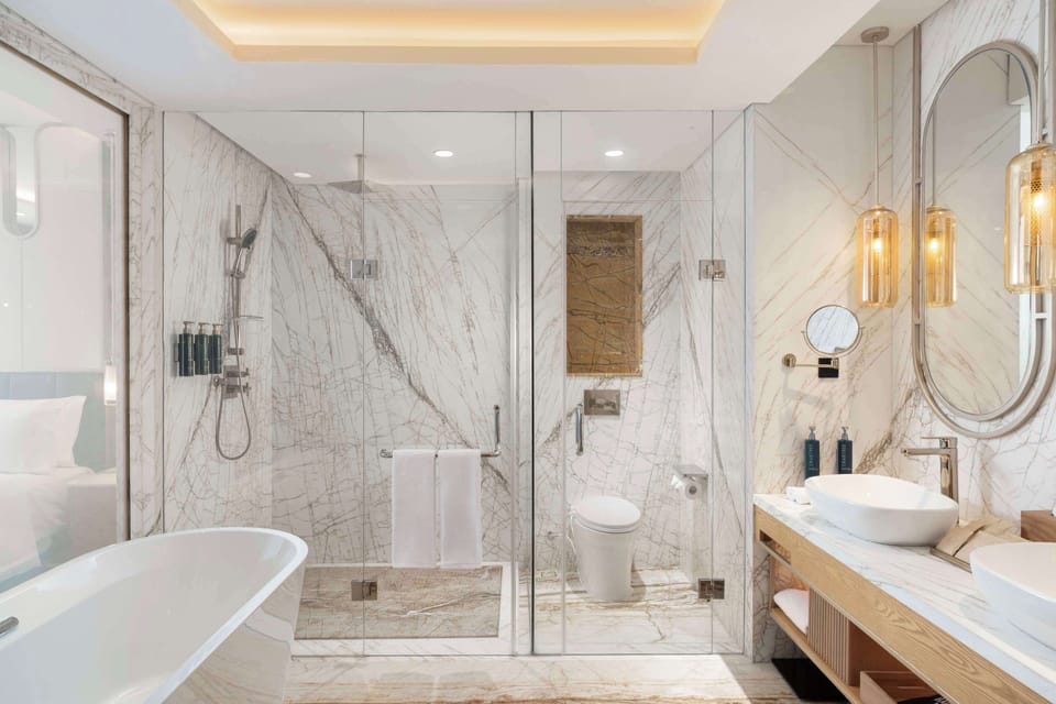 King Premium Suite | Bathroom | Free toiletries, hair dryer, slippers, bidet
