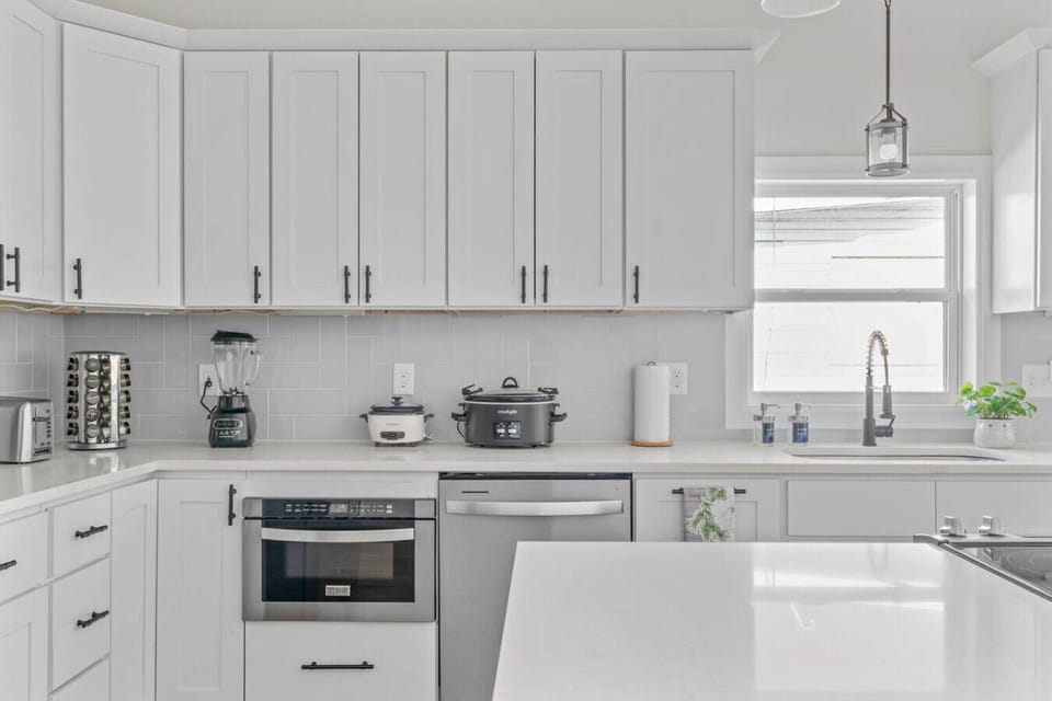 You can cook up a delicious meal with this fully stocked kitchen. Don`t hesitate to message if you need a specific item.