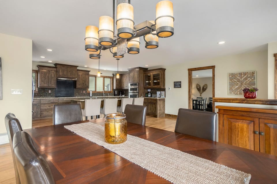 Snowline Vista Lodge Estes Park, Dining area overlooking into the open kitchen.