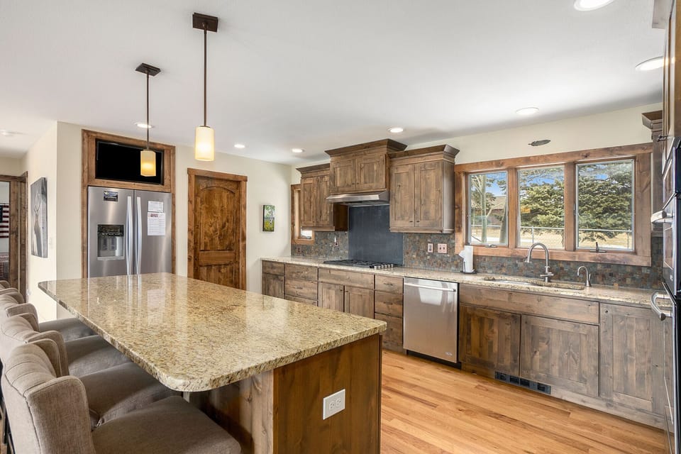 Snowline Vista Lodge Estes Park Kitchen with a full refrigerator.
