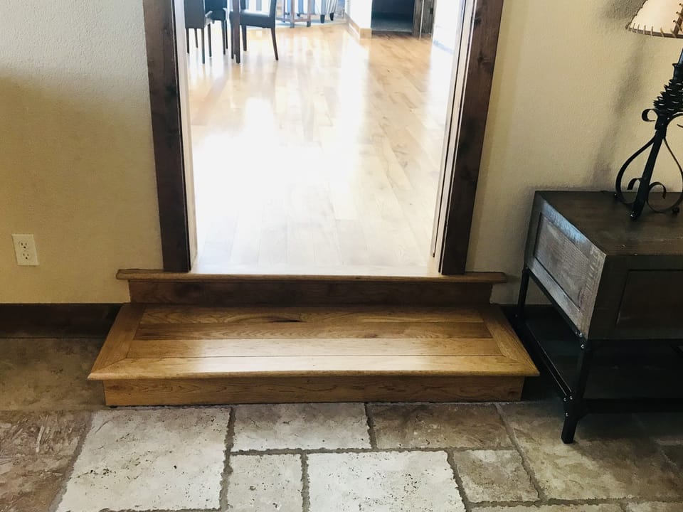 Snowline Vista Lodge Estes Park, One step up to the kitchen and the main family room.