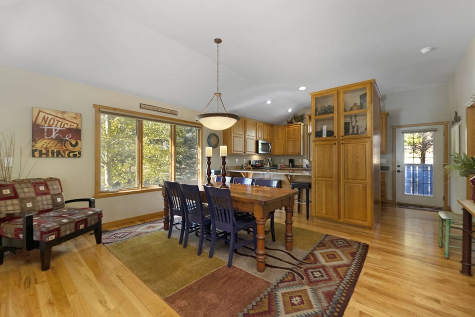 Open dining area, table seats 6.