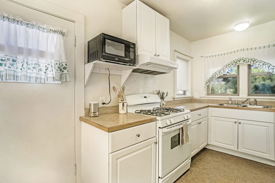 O'Deer Cabin Estes Park, Bright kitchen with gas range, microwave and double kitchen sink.