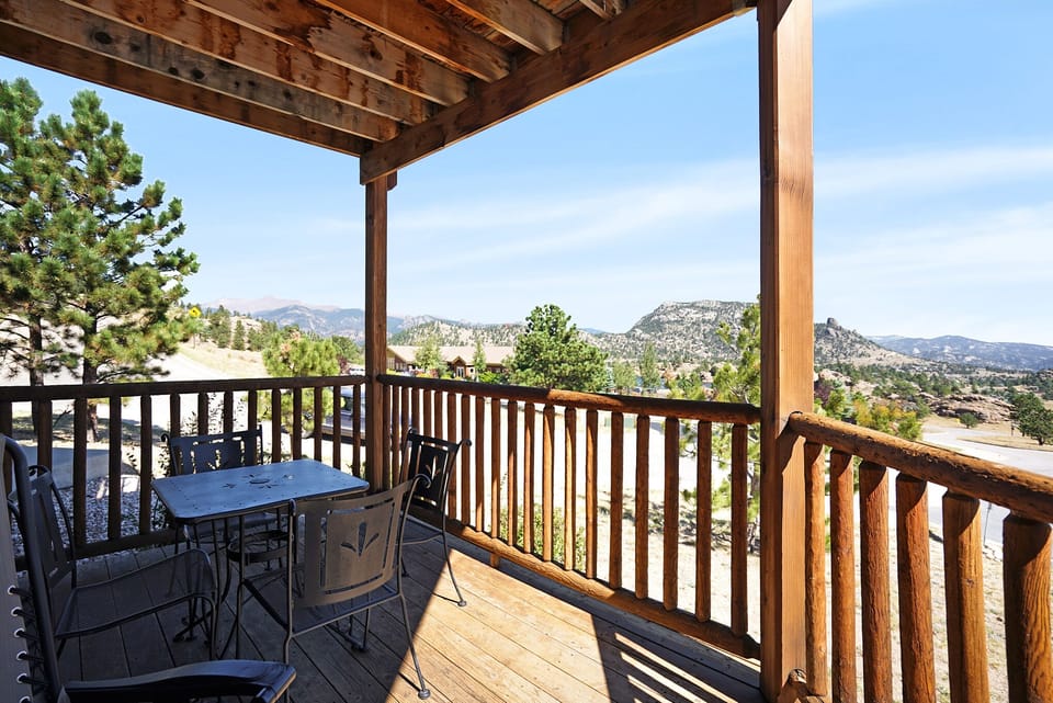 Savor a cup of coffee on the deck -enjoy the clean mountain air!