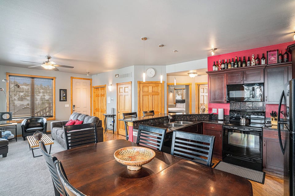 41B Nakai Peak Estes Park Vacation Rental at Marys Lake, dining area near kitchen and living area