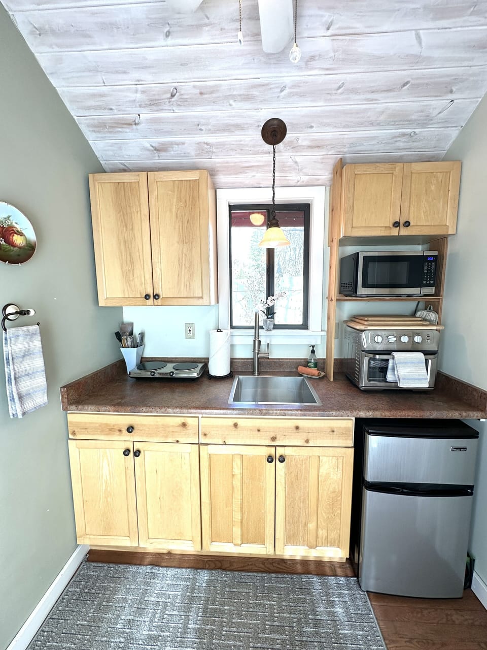 Kitchenette between the bedroom and the living room.