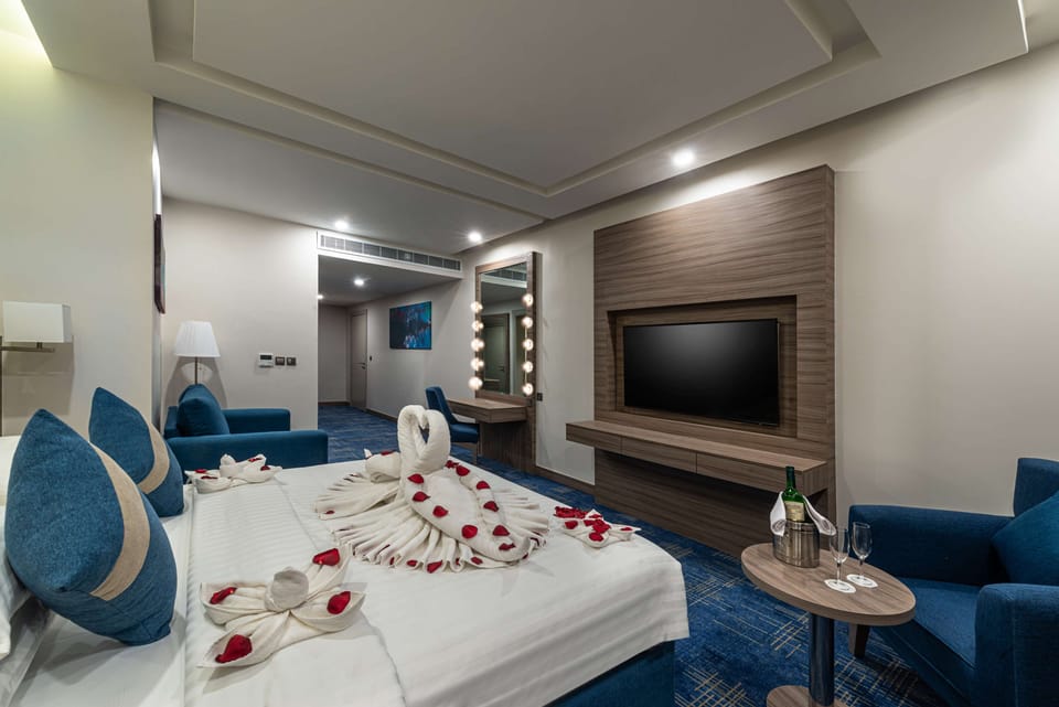 Premium Apartment, 1 King Bed, Non Smoking | Hypo-allergenic bedding available, in-room safe, desk, laptop workspace