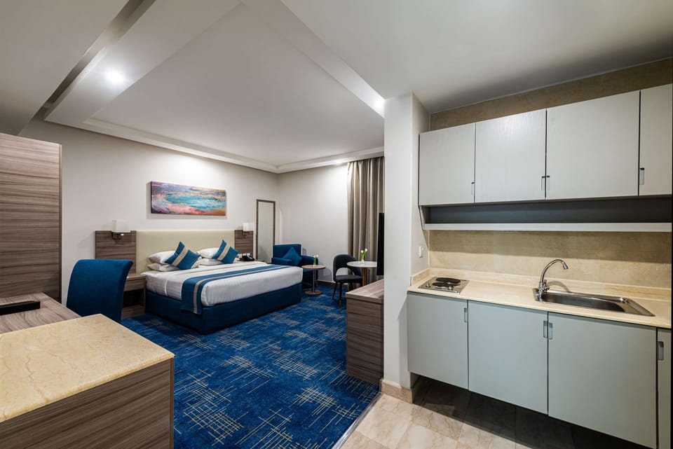 Standard Studio, 1 King Bed, Non Smoking | Private kitchenette | Electric kettle