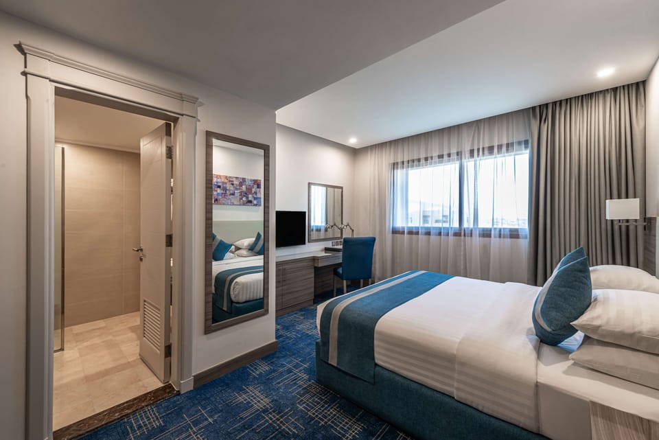 Hypo-allergenic bedding available, in-room safe, desk, laptop workspace