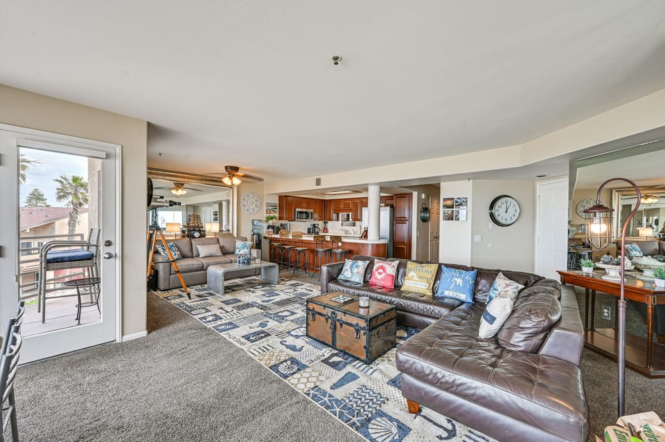 Living Room | Free WiFi | Central A/C & Heat | Smart TV