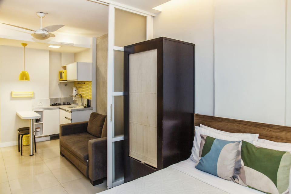 Room with double bed
