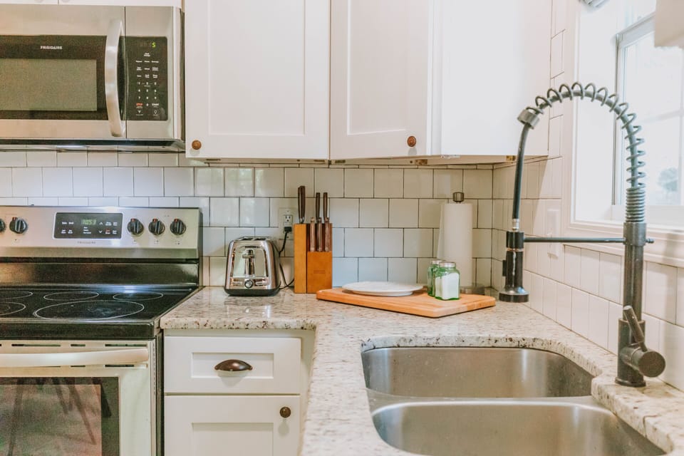 Kitchen with stainless steel applicanes 