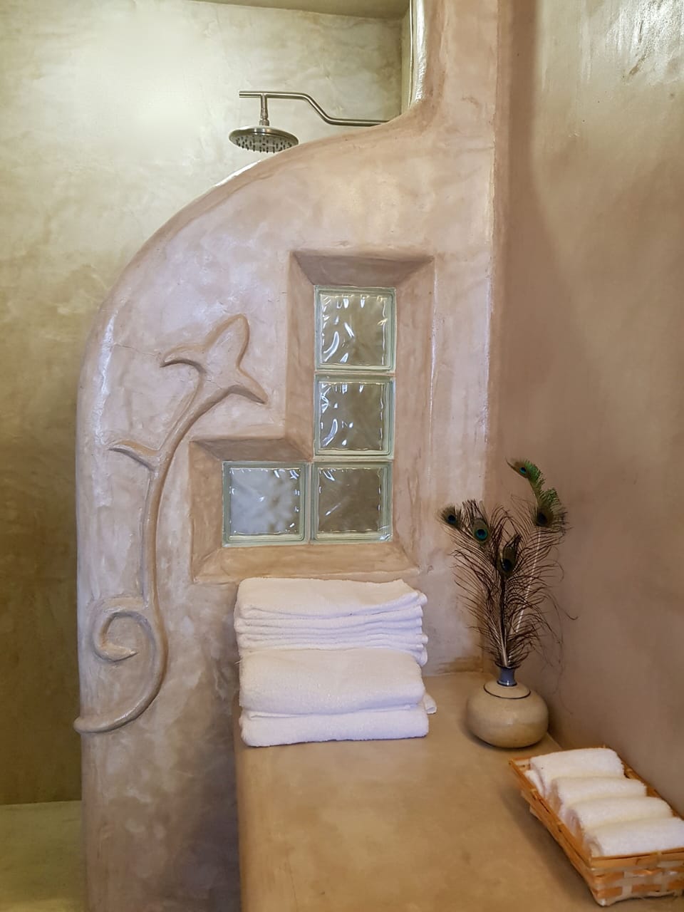 Premium Room | Bathroom | Shower, rainfall showerhead, hair dryer, towels