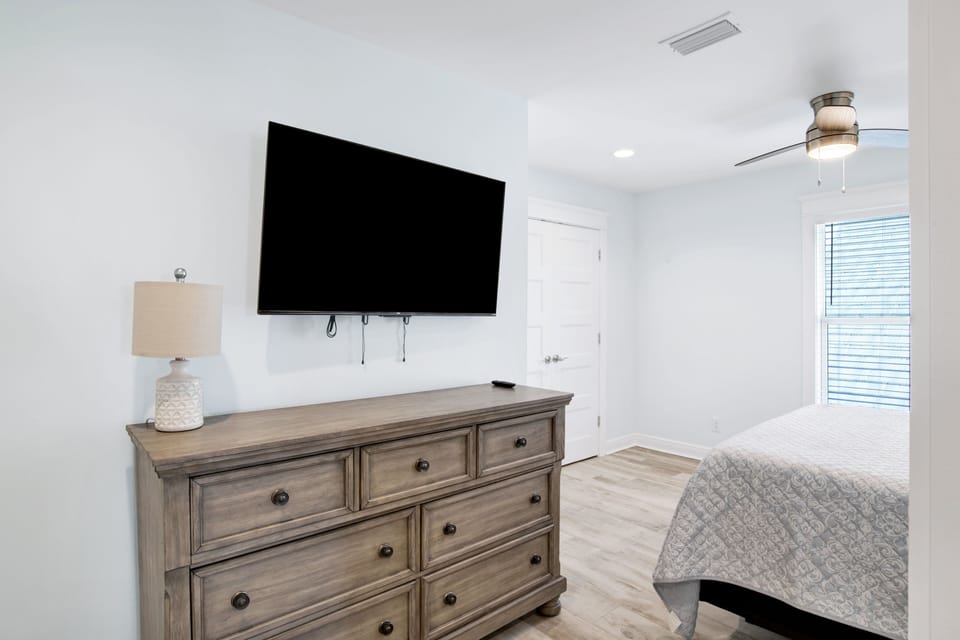 Bedroom 6 - Queen bed - 2nd floor