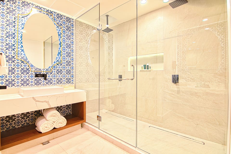 Luxury Studio Suite | Bathroom | Free toiletries, hair dryer, towels