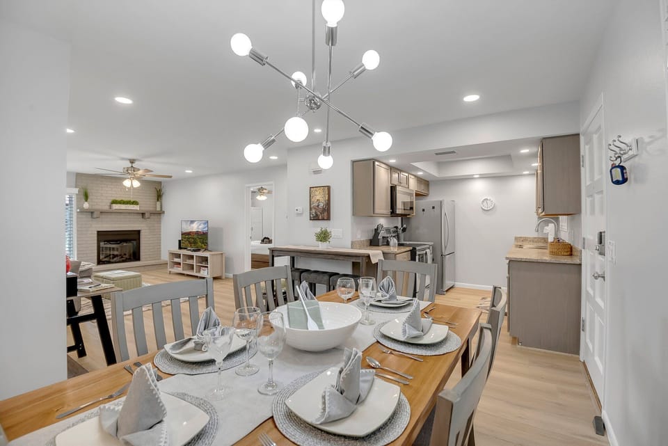 Dining area with seating for 6