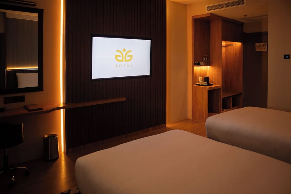 DELUXE TWIN | In-room safe, desk, laptop workspace, blackout drapes