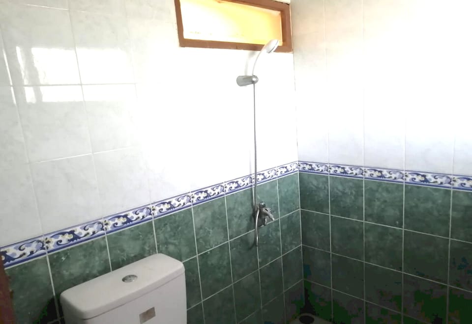 Standard Twin Room | Bathroom | Shower, towels