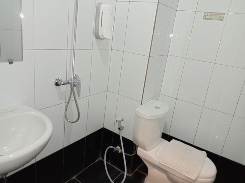 Superior Twin Room | Bathroom | Free toiletries