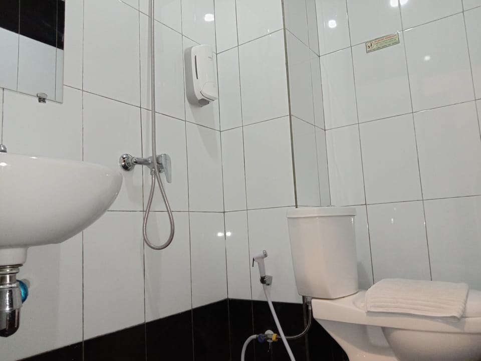 Superior Twin Room | Bathroom | Free toiletries