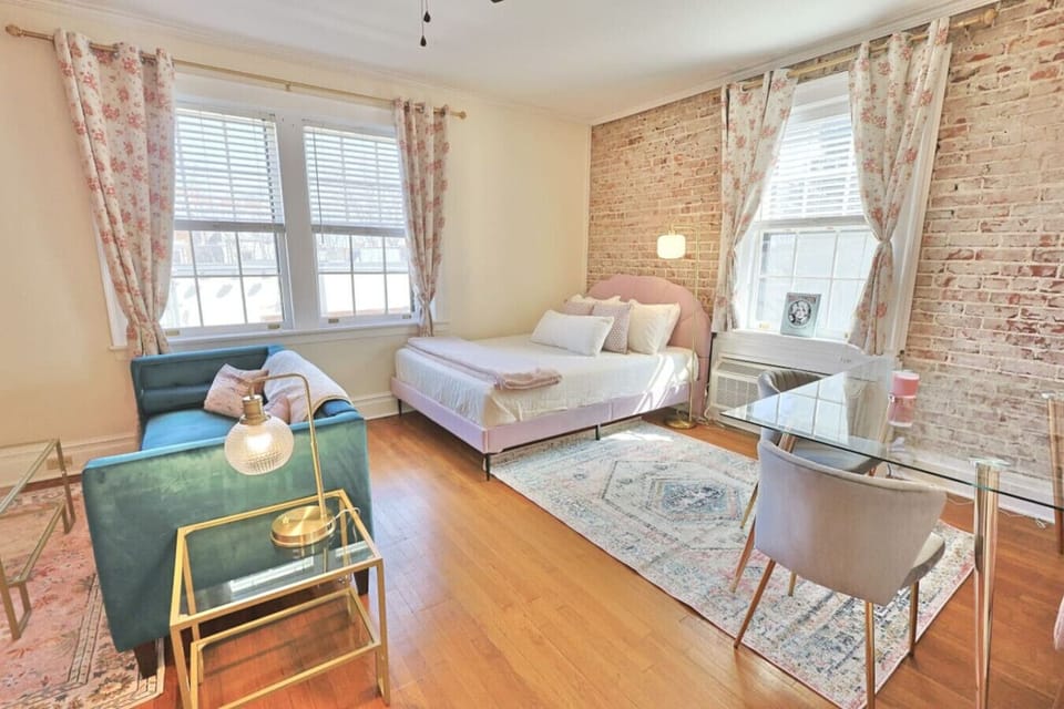 Chic Studio Retreat: Bright space with a trendy mix of vintage charm and modern comfort!