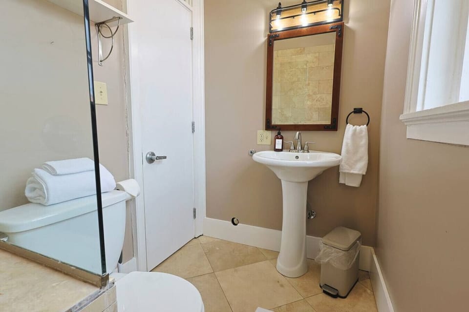 Get squeaky clean in our bright, modern bathroom! 🚿 Fresh towels are waiting for you.