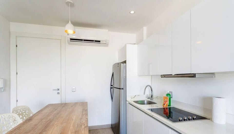 Very well-equipped kitchen for preparing meals at home