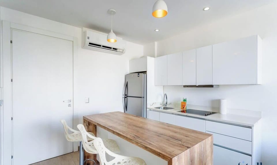 Perfect dining spot at the breakfast bar!