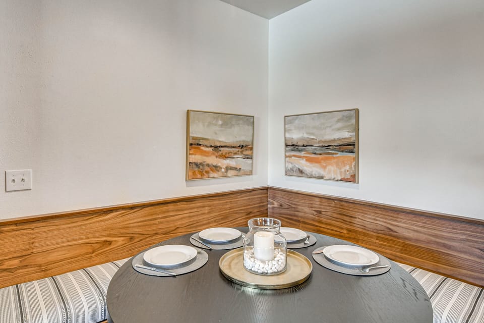 Dining Area | Dishware & Flatware Provided