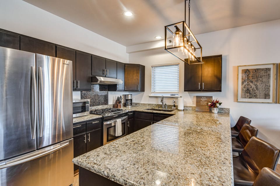 Kitchen | Single-Story Unit | 2nd-Floor Condo