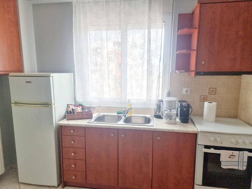 Full-size fridge, oven, espresso maker, coffee/tea maker