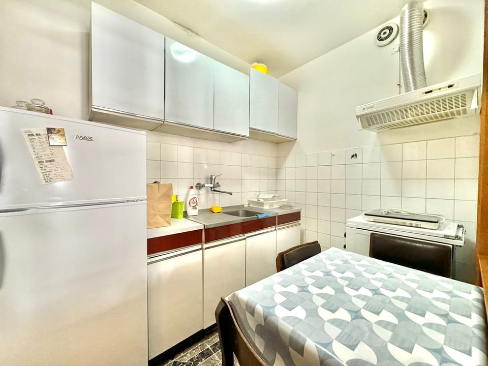 Comfort Apartment, City View | Private kitchen | Fridge, oven, stovetop, cookware/dishes/utensils