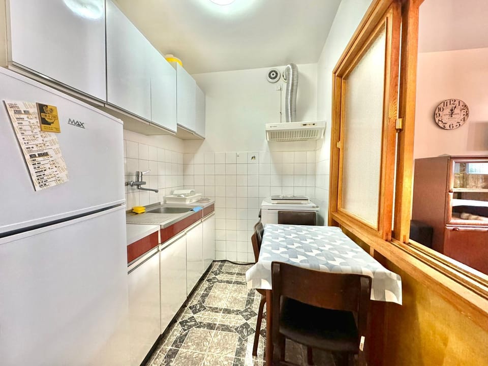 Comfort Apartment, City View | Private kitchen | Fridge, oven, stovetop, cookware/dishes/utensils