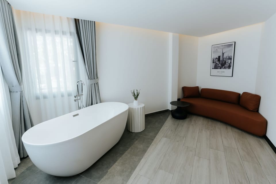 Senior Room, 1 King Bed | Minibar, in-room safe, desk, blackout drapes