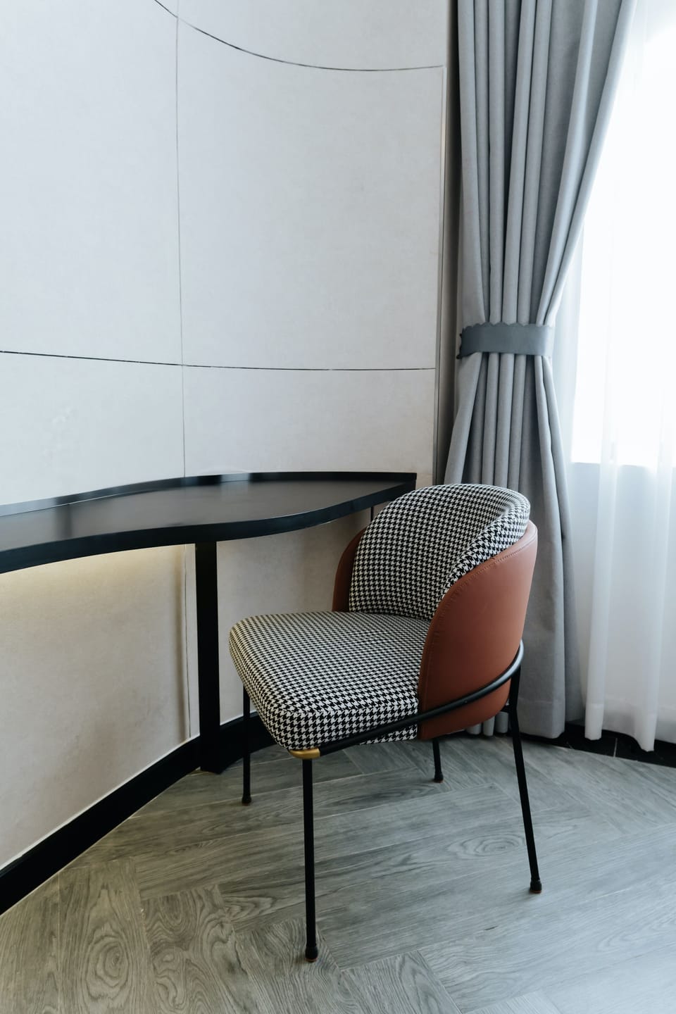 Standard Twin Room | Minibar, in-room safe, desk, blackout drapes