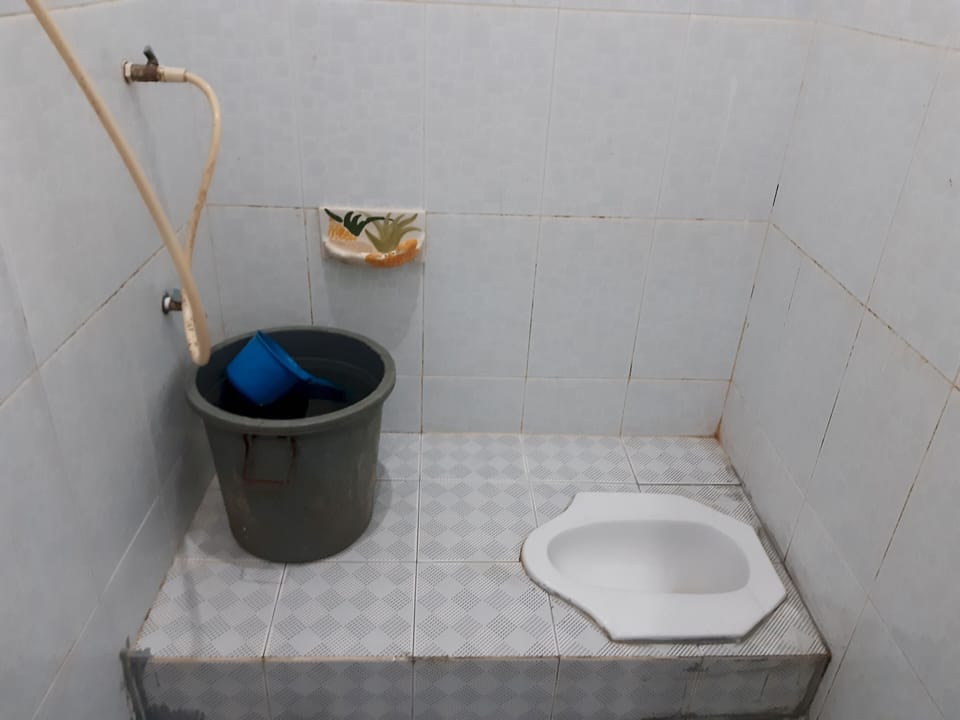 Basic Double Room | Bathroom | Shower, towels