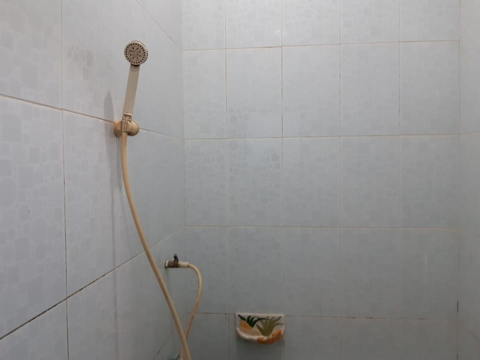 Basic Double Room | Bathroom | Shower, towels