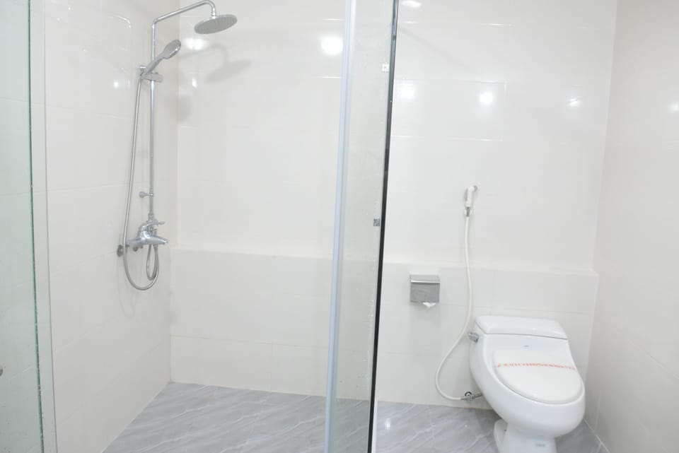 Deluxe Double Room, City View | Bathroom | Towels