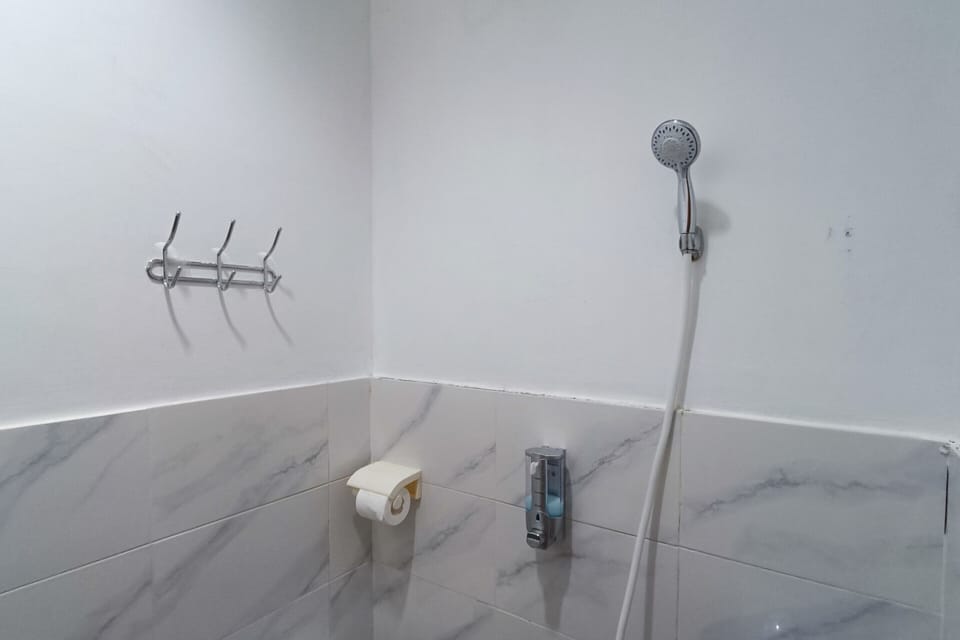 Standard Single Room | Bathroom | Shower, towels