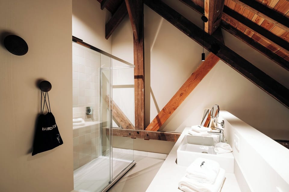 Standard Double Room | Bathroom | Hair dryer, towels, soap, shampoo