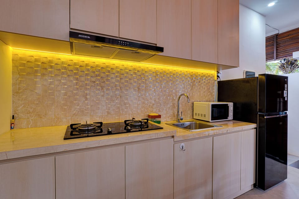 Standard Villa | Private kitchen | Fridge, microwave, stovetop, cookware/dishes/utensils