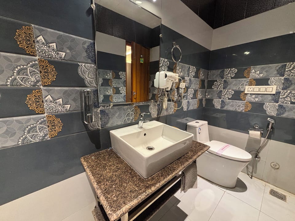 Executive Room | Bathroom | Shower, rainfall showerhead, free toiletries, hair dryer